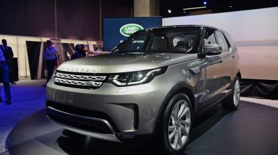 2017 Land Rover Discovery front three quarters