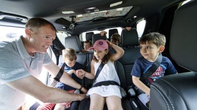 2017 Land Rover Discovery interior teaser image