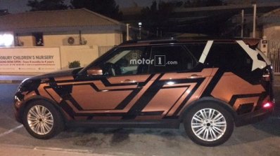 2017 Land Rover Discovery left side spy shot