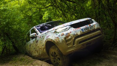 2017 Land Rover Discovery off-roading