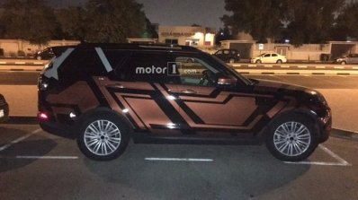 2017 Land Rover Discovery right side spy shot
