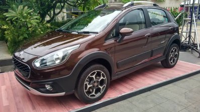 Fiat Urban Cross front quarter showcased