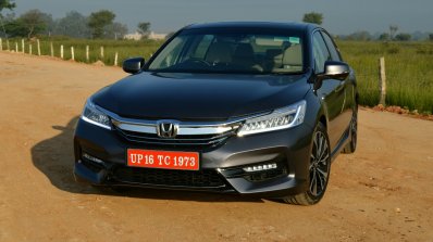 2017 Honda Accord Hybrid front quarter review
