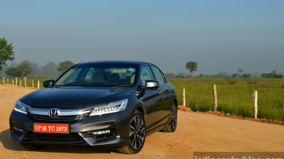 2017 Honda Accord Hybrid front three quarter far review