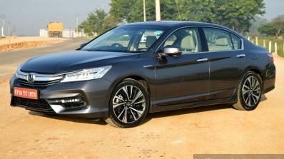 2017 Honda Accord Hybrid front three quarter review