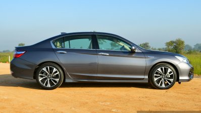 2017 Honda Accord Hybrid side review