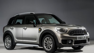 2017 MINI Countryman plug-in hybrid front three quarters