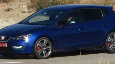 2017 Seat Leon Cupra (facelift) front three quarters spy shot
