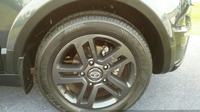 Tata Hexa TUFF black wheel accessories