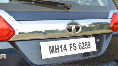 Tata Hexa XT MT rear garnish Review