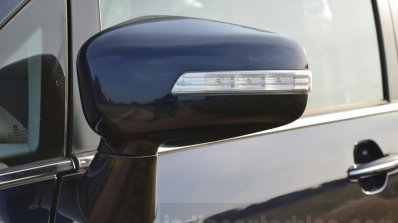 Tata Hexa XT MT wing mirror Review
