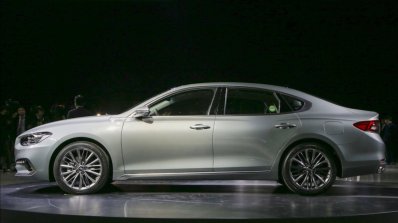 2017 Hyundai Grandeur side unveiled