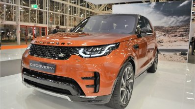 2017 Land Rover Discovery front three quarters at 2016 Bologna Motor Show