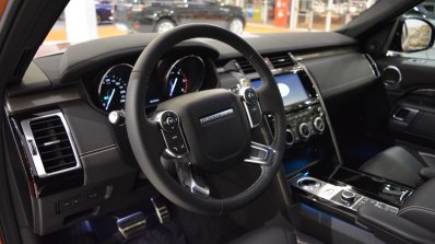 2017 Land Rover Discovery interior at 2016 Bologna Motor Show