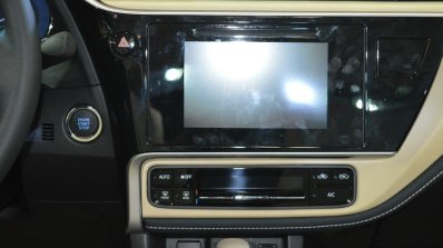 2017 Toyota Corolla (facelift) center console in Oman