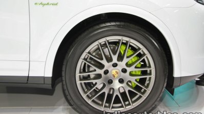 Porsche Cayenne S E-Hybrid Platinum Edition wheel at 2016 Thai Motor Expo