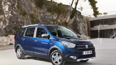 2017 Dacia Lodgy Stepway front three quarter introduced