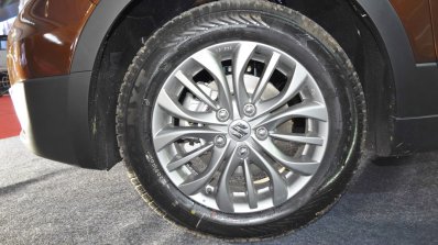 2017 Maruti S-Cross wheel at Surat International Auto Expo 2017