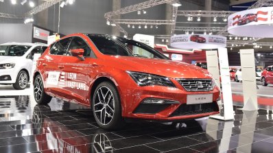 2017 Seat Leon front three quarters at 2017 Vienna Auto Show