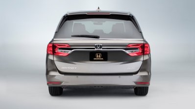 2018 Honda Odyssey rear unveiled