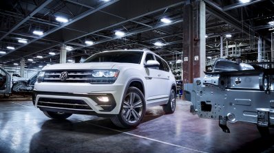 2018 VW Atlas R-Line front three quarters left side