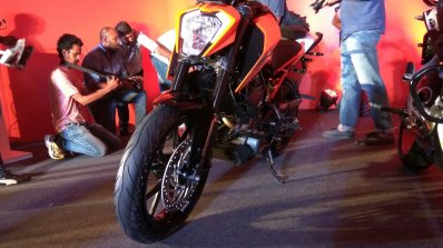 KTM Duke 250 front three quarter with headlamp at India launch