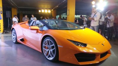 Lamborghini Huracan RWD Spyder front three quarters