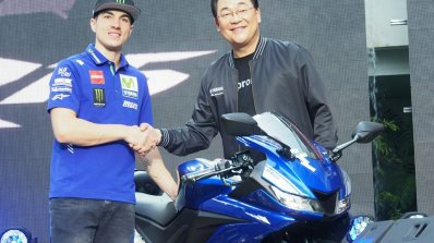 Yamaha R15 v3.0 Thailand Maverick Vinales front handshake