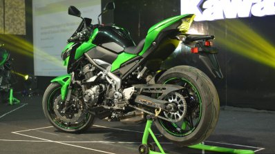 17 Yamaha Mt 09 Vs Kawasaki Z900 Spec Comparison