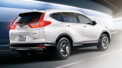 Saudi Arabian-spec 2017 Honda CR-V rear three quarters