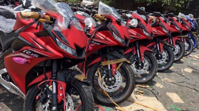 Yamaha R15 v3.0 Vietnam dealership front three quarter