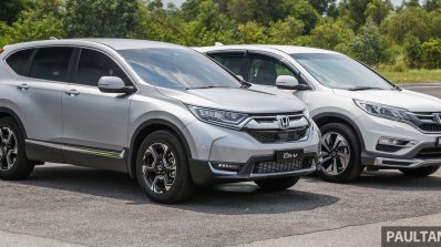 2017 Honda CR-V vs. 2015 Honda CR-V front three quarters right side