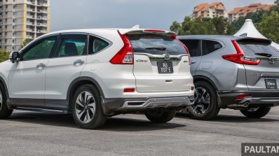 2017 Honda CR-V vs. 2015 Honda CR-V rear three quarters left side