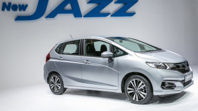 2017 Honda Jazz (facelift) V front three quarter launched Malaysia