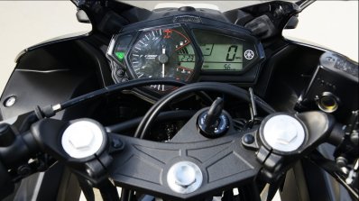 2017 Yamaha R3 Europe studio blue instrumentation