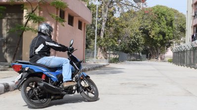 TVS Victor review motion rear three quarter lean
