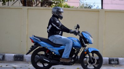TVS Victor review motion side
