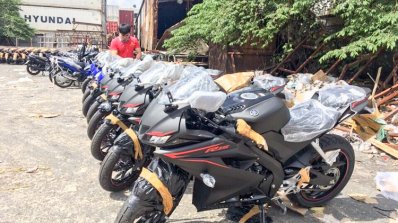 Yamaha R15 v3.0 Vietnam spy shot black side