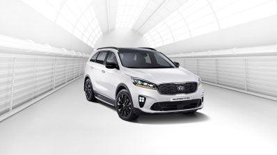 2018 Kia Sorento (facelift) front three quarters