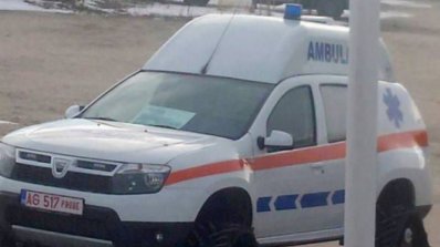 Renault Duster Ambulance front three quarter with caterpillar tracks