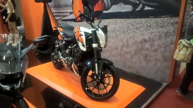2017 KTM 200 Duke front right quarter at GIIAS 2017