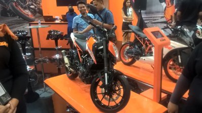 2017 KTM 250 Duke front right quarter at GIIAS 2017