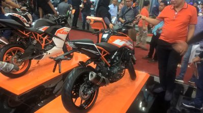 2017 KTM 250 Duke rear right quarter at GIIAS 2017