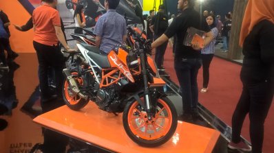 2017 KTM 390 Duke front right quarter at GIIAS 2017