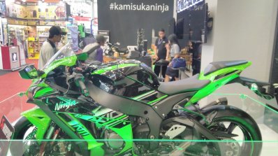 2017 Kawasaki Ninja ZX10-R with Akrapovic left side at GIIAS 2017