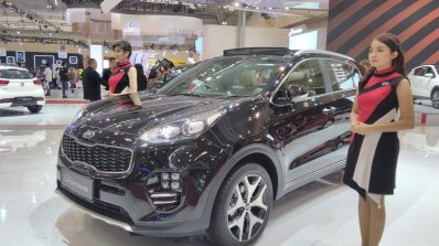 2017 Kia Sportage front three quarters at GIIAS 2017