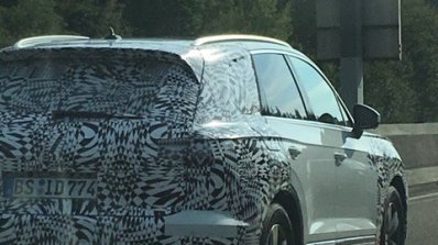 2018 VW Touareg spy shot