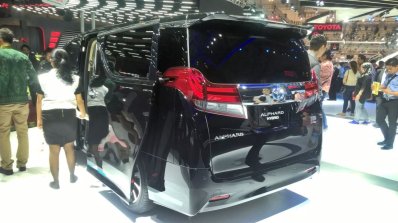 Toyota Alphard Hybrid at GIIAS 2017 left rear three quarters