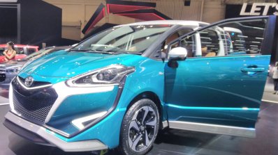 Toyota Sienta Ezzy GIIAS 2017 Live Images left front three quarters