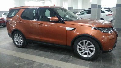2017 Land Rover Discovery front three quarters right side spy shot